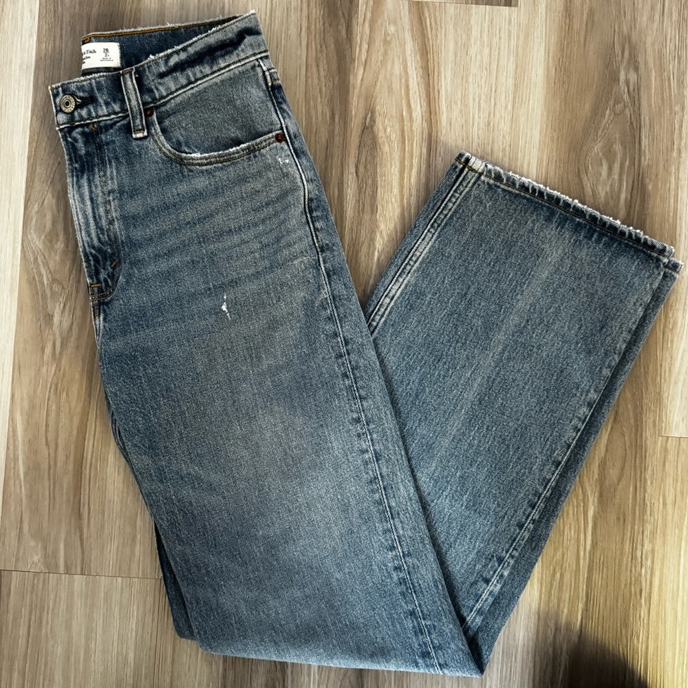 Abercrombie & Fitch The 90s Relaxed Jean High Rise